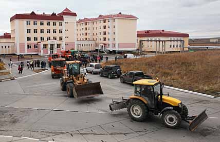 Сразу после смотра машины заступили на дежурство и приступили к выполнению своих прямых обязанностей по уборке и обслуживанию города. Фото: ВАДИМ МАТВЕИЧЕВ