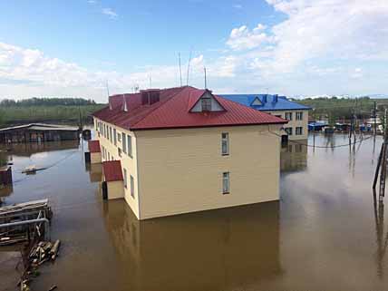 ВОДА ДОБРАЛАСЬ ДО ДОМОВ