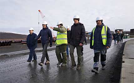 ПЕВЕК ПРОДОЛЖАЕТ СТРОИТЬСЯ