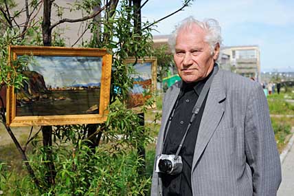 Выставка Михаила Меринова в сквере Анадыря в день празднования 120-летия со дня основания окружной столицы. Август, 2009 год. ФОТО: АЛЕКСАНДР КУЦКИЙ