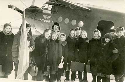 1959 год. Концертная бригада марковской школы прилетела на Ан-2 в село Ваеги. Лариса (седьмая слева) крепко держит чемодан с концертными костюмами. ФОТО: ИЗ АРХИВА ЛАРИСЫ БАБАЕВОЙ