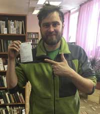 Денис Гаврилов с временным читательским билетом Певекской библиотеки: только здесь он смог найти редкие книги Олега Куваева «Правила бегства» и «Дом для бродяг». ФОТО: РАИСА ТИМОШЕНКО Денис Гаврилов с временным читательским билетом Певекской библиотеки: только здесь он смог найти редкие книги Олега Куваева «Правила бегства» и «Дом для бродяг». ФОТО: РАИСА ТИМОШЕНКО
