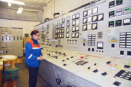 За работой электромонтёр главного щита управления Галина Черменина, 48 лет отдавшая давно ставшему родным предприятию. ФОТО: ГРИГОРИЙ СУГРОБОВ За работой электромонтёр главного щита управления Галина Черменина, 48 лет отдавшая давно ставшему родным предприятию. ФОТО: ГРИГОРИЙ СУГРОБОВ