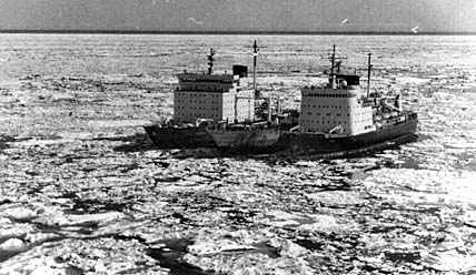 Дозаправка в море. 80-е годы. ФОТО: ИЗ АРХИВА СЕРГЕЯ СПИРИНА Дозаправка в море. 80-е годы. ФОТО: ИЗ АРХИВА СЕРГЕЯ СПИРИНА