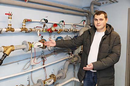 Дмитрий Тимофеев: «В среднем горожане, в домах которых есть общедомовые приборы учёта тепла, платят за отопление на треть меньше. По некоторым домам этот показатель ниже почти в два раза!». ФОТО: ВАДИМ МАТВЕИЧЕВ Дмитрий Тимофеев: «В среднем горожане, в домах которых есть общедомовые приборы учёта тепла, платят за отопление на треть меньше. По некоторым домам этот показатель ниже почти в два раза!». ФОТО: ВАДИМ МАТВЕИЧЕВ