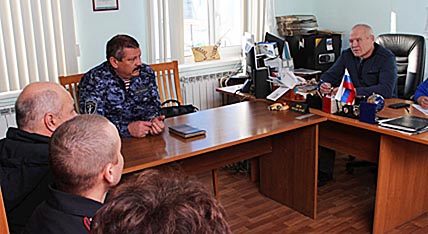 В кабинете главы администрации села Ваеги полковник полиции Юрий Князев встретился с местными жителями, ответил на их вопросы и напомнил о правилах приобретения, хранения и ношения оружия. ФОТО: МИХАИЛ ГЕРМАШОВ В кабинете главы администрации села Ваеги полковник полиции Юрий Князев встретился с местными жителями, ответил на их вопросы и напомнил о правилах приобретения, хранения и ношения оружия. ФОТО: МИХАИЛ ГЕРМАШОВ
