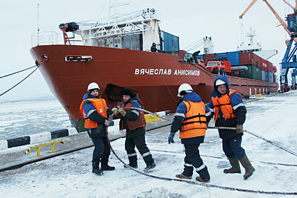 Докеры-механизаторы Анадырского морпорта швартуют «Вячеслава Анисимова». Теперь портовикам предстоит работать в две смены, чтобы оперативно его разгрузить. Докеры-механизаторы Анадырского морпорта швартуют «Вячеслава Анисимова». Теперь портовикам предстоит работать в две смены, чтобы оперативно его разгрузить.