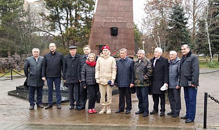 Участники Краснодарского краевого отделения Всероссийской организации «Боевое братство», которым провиденский юнармеец Никита Чуйко в парке «Чистяковская роща» у памятника сынам Кубани, павшим в Афганистане, передал орден Отечественной войны I степени, завершат работу по возвращению награды семье ветерана. Эту задачу взял на себя Герой Советского Союза Григорий Хаустов (справа от Никиты). ФОТО: ИЗ АРХИВА ОТРЯДА «ОРИЕНТИР»