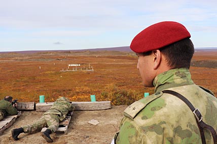 Для поддержания боеготовности сотрудники Росгвардии практически еженедельно оттачивают навыки обращения с оружием и точность стрельбы. ФОТО: ИЗ АРХИВА Управления Федеральной службы войск национальной гвардии по Чукотскому АО