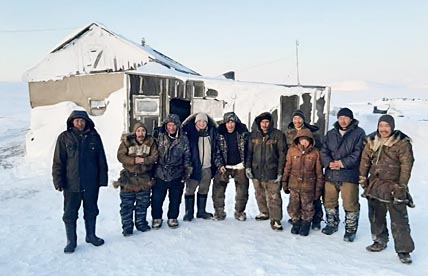 На перевалбазе Ионивеем директор СХТП «Запольярье» Сергей Тонкий (четвёртый слева) собрал бригадиров всех оленеводческих бригад хозяйства. Фото: из архива Сергея Тонкого