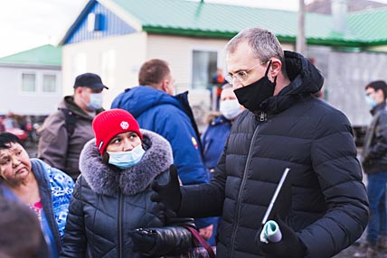 На встречах местные жители просили Романа Копина рассмотреть вопрос о поставке в сёла спецтранспорта для сбора мусора, получив в этом полную поддержку губернатора.