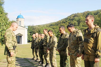 Личный состав экспедиционной команды во главе с майором Шатских отдаёт дань памяти павшим воинам перед мемориалом в урочище Поднависла. ФОТО: ИЗ АРХИВА ПАВЛА ШАТСКИХ