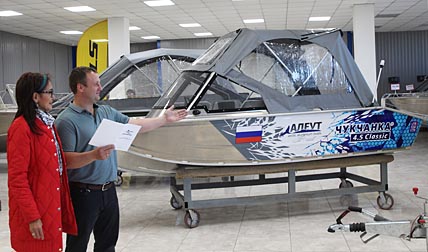 Первым человеком, заинтересовавшимся новой моделью лодки, построенной в Анадыре, стала Софья Долганова, которая намерена опробовать её в ближайшее время в поездке до села Краснено. ФОТО: МИХАИЛ ГЕРМАШОВ Первым человеком, заинтересовавшимся новой моделью лодки, построенной в Анадыре, стала Софья Долганова, которая намерена опробовать её в ближайшее время в поездке до села Краснено. ФОТО: МИХАИЛ ГЕРМАШОВ
