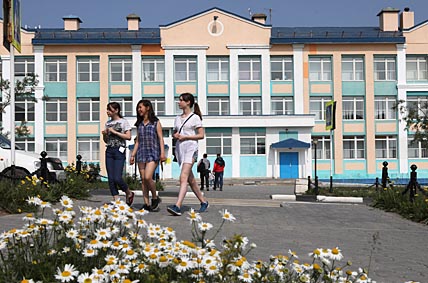 В РАЗГАРЕ ШКОЛЬНАЯ СТРАДА