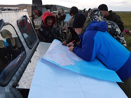 Вот так, на капоте ТРЭКОЛа, порой приходилось работать с картой специалистам из Подмосковья. ФОТО: ИЗ АРХИВА ЭКСПЕДИЦИИ Вот так, на капоте ТРЭКОЛа, порой приходилось работать с картой специалистам из Подмосковья. ФОТО: ИЗ АРХИВА ЭКСПЕДИЦИИ