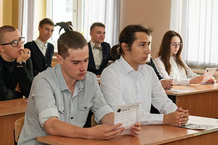 Роман Сосновский (второй справа) готов учиться в новых условиях и уверен, что он и его одноклассники получат в этом году необходимые знания для поступления в вузы. ФОТО: ЗЕМФИРА АЗАМАТОВА Роман Сосновский (второй справа) готов учиться в новых условиях и уверен, что он и его одноклассники получат в этом году необходимые знания для поступления в вузы. ФОТО: ЗЕМФИРА АЗАМАТОВА