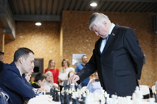 27 сентября прошлого года Алексей Федичкин принял участие в сеансе одновременной игры с Анатолием Карповым, проходившем в Анадыре. Обыграть чемпиона мира не удалось, но опыт игры с гроссмейстером оказался незабываемым. 27 сентября прошлого года Алексей Федичкин принял участие в сеансе одновременной игры с Анатолием Карповым, проходившем в Анадыре. Обыграть чемпиона мира не удалось, но опыт игры с гроссмейстером оказался незабываемым.