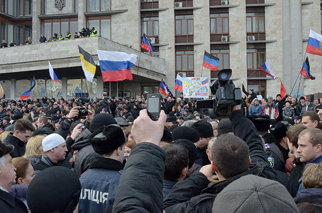 На митинге в Донецке 1 марта 2014 года. На одном из плакатов можно увидеть взаимное пожатие рук, окрашенных в цвета флагов Украины и России. Тогда люди ещё верили, что киевский режим не начнёт стрелять в жителей Донбасса. ФОТО: ИЗ АРХИВА ОЛЬГИ ЧУВАНОВОЙ На митинге в Донецке 1 марта 2014 года. На одном из плакатов можно увидеть взаимное пожатие рук, окрашенных в цвета флагов Украины и России. Тогда люди ещё верили, что киевский режим не начнёт стрелять в жителей Донбасса. ФОТО: ИЗ АРХИВА ОЛЬГИ ЧУВАНОВОЙ