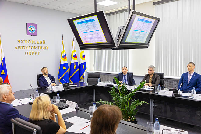 На пятничном заседании члены Правительства отработали повестку, сформированную по результатам рабочих поездок Влади- слава Кузнецова в городские округа Певек и Провиденский. ФОТО: ПРЕСС-СЛУЖБА ПРАВИТЕЛЬСТВА ЧУКОТСКОГО АО На пятничном заседании члены Правительства отработали повестку, сформированную по результатам рабочих поездок Влади- слава Кузнецова в городские округа Певек и Провиденский. ФОТО: ПРЕСС-СЛУЖБА ПРАВИТЕЛЬСТВА ЧУКОТСКОГО АО