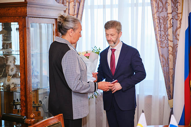 Владислав Кузнецов: «Выражаю слова благодарности Вам, Вашей семье за воспитание настоящего героя!». ФОТО: ПРЕСС-СЛУЖБА ПРАВИТЕЛЬСТВА ЧУКОТСКОГО АО Владислав Кузнецов: «Выражаю слова благодарности Вам, Вашей семье за воспитание настоящего героя!». ФОТО: ПРЕСС-СЛУЖБА ПРАВИТЕЛЬСТВА ЧУКОТСКОГО АО