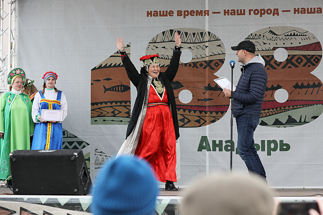 Награду за победу в конкурсе «Хлебосольный горожанин» представительница калмыцкого землячества Лина Атхаева получила из рук одного из идейных вдохновителей этого мероприятия Владимира Быстрых. Награду за победу в конкурсе «Хлебосольный горожанин» представительница калмыцкого землячества Лина Атхаева получила из рук одного из идейных вдохновителей этого мероприятия Владимира Быстрых.