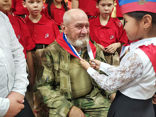  Бойцу специальной военной операции, удостоенному за мужество и героизм медали «За отвагу», учащиеся сельского Центра образования повязали бело-сине-красный галстук – один из символов движения «Орлята России». ФОТО: ИЗ АРХИВА ВЛАДИМИРА КЛЕМЕНТЬЕВА