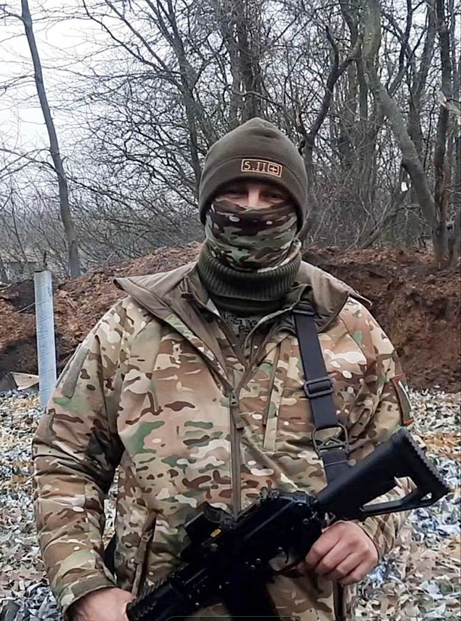 Механик-водитель РСЗО «Ураган» Максим родился и вырос в Белоруссии. На Чукотку приехал 20 лет назад и уже здесь обзавёлся семьёй. Супруга Маргарита работает педагогом младших классов Центра образования села Марково. Старшая дочь Яна учится в Академии полиции в городе Санкт-Петербурге, туда же планирует поступить сын Станислав. Механик-водитель РСЗО «Ураган» Максим родился и вырос в Белоруссии. На Чукотку приехал 20 лет назад и уже здесь обзавёлся семьёй. Супруга Маргарита работает педагогом младших классов Центра образования села Марково. Старшая дочь Яна учится в Академии полиции в городе Санкт-Петербурге, туда же планирует поступить сын Станислав.