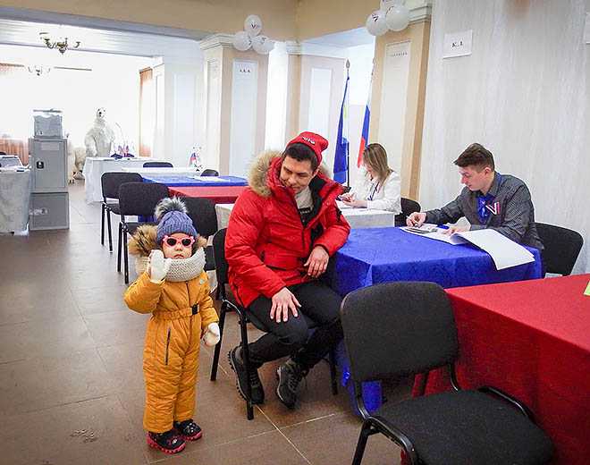 Посёлок Эгвекинот, участок № 30 в Центре досуга и народного творчества. Многие избиратели пришли на выборы с детьми. ФОТО: ИННА ГЛАДКОВА Посёлок Эгвекинот, участок № 30 в Центре досуга и народного творчества. Многие избиратели пришли на выборы с детьми. ФОТО: ИННА ГЛАДКОВА