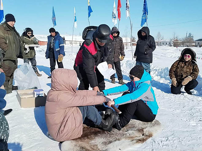 По завершении гонок для каюров, жителей и гостей Ламутского состоялся праздник с танцами, песнями и традиционными спортивными играми.