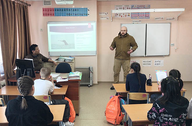 Заместитель директора Нацпарка по экопросвещению и туризму Максим Антипин поведал школьникам начальных классов села Лаврентия о горбатых китах. ФОТО: ИЗ АРХИВА НАЦПАРКА «БЕРИНГИЯ» Заместитель директора Нацпарка по экопросвещению и туризму Максим Антипин поведал школьникам начальных классов села Лаврентия о горбатых китах. ФОТО: ИЗ АРХИВА НАЦПАРКА «БЕРИНГИЯ»