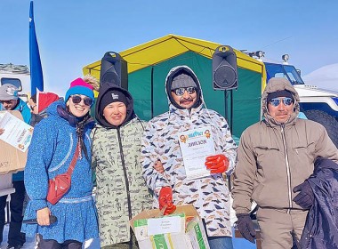 Мария Карнаухова и участники команды «Провидения», победившей в номинации «За видовое разнообразие», – Наталья Тынеу, Сергей Вамингу и Алексей Тынеу. Мария Карнаухова и участники команды «Провидения», победившей в номинации «За видовое разнообразие», – Наталья Тынеу, Сергей Вамингу и Алексей Тынеу.