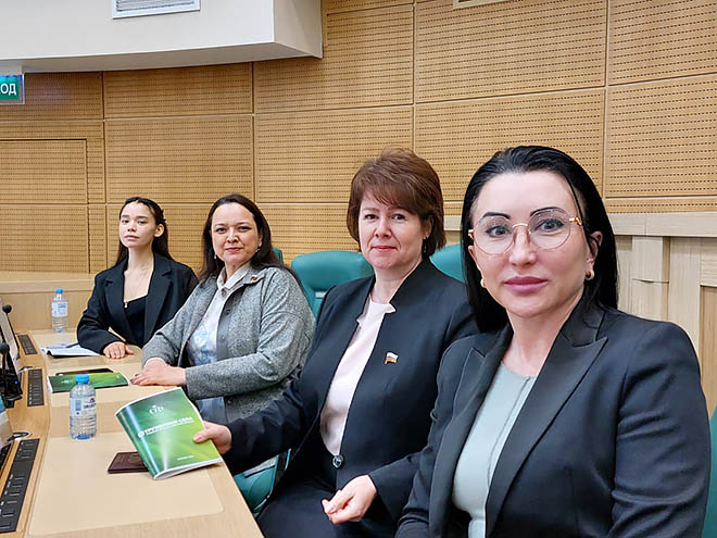 Жительница села Рыркайпий, студентка Российского государственного аграрного университета им. Тимирязева Влада Чайвына, сенаторы Анна Отке и Анастасия Жукова, глава администрации Чукотского района Лариса Юрочко на пленарном заседании Первого Всероссийского форума «Труженики села» в Совете Федерации. ФОТО: ИЗ АРХИВА АНАСТАСИИ ЖУКОВОЙ Жительница села Рыркайпий, студентка Российского государственного аграрного университета им. Тимирязева Влада Чайвына, сенаторы Анна Отке и Анастасия Жукова, глава администрации Чукотского района Лариса Юрочко на пленарном заседании Первого Всероссийского форума «Труженики села» в Совете Федерации. ФОТО: ИЗ АРХИВА АНАСТАСИИ ЖУКОВОЙ