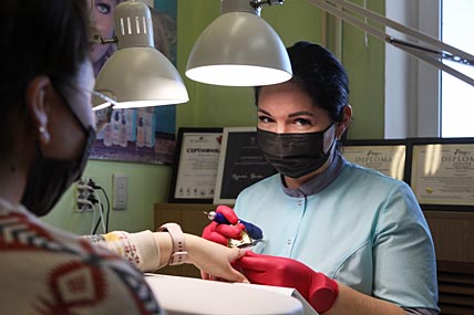 Сегодня Ирина Кузина продолжает работать в своём маникюрном кабинете, строго соблюдая все эпидемиологические требования Роспотребнадзора. ФОТО: ВАДИМ МАТВЕИЧЕВ Сегодня Ирина Кузина продолжает работать в своём маникюрном кабинете, строго соблюдая все эпидемиологические требования Роспотребнадзора. ФОТО: ВАДИМ МАТВЕИЧЕВ
