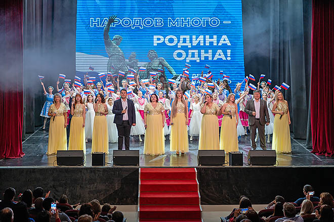 В финале концерта прозвучала песня «Россия – это мы» – о единстве народа и любви к нашей большой Родине. В финале концерта прозвучала песня «Россия – это мы» – о единстве народа и любви к нашей большой Родине.