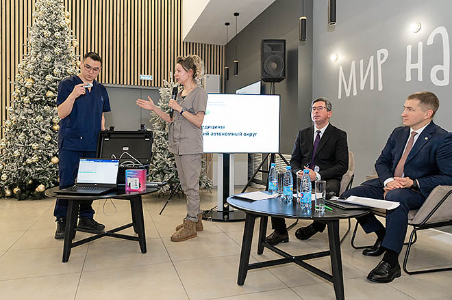 Специалисты Чукотской окружной больницы продемонстрировали возможности «цифрового» чемодана, который медики начали использовать во время профосмотров и диспансеризации в оленеводческих бригадах. ФОТО: ЗЕМФИРА АЗАМАТОВА Специалисты Чукотской окружной больницы продемонстрировали возможности «цифрового» чемодана, который медики начали использовать во время профосмотров и диспансеризации в оленеводческих бригадах. ФОТО: ЗЕМФИРА АЗАМАТОВА