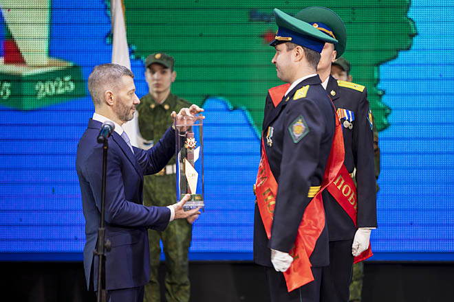 Символ Победы передан губернатору Владиславу Кузнецову, который назвал Эстафету путём через историю, связывающую братские народы. Символ Победы передан губернатору Владиславу Кузнецову, который назвал Эстафету путём через историю, связывающую братские народы.