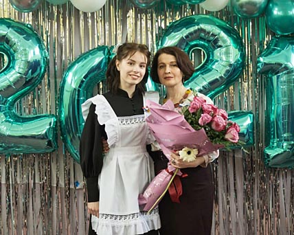 Дважды по 100 баллов – общая победа Анны Дергачевой и её педагога Наталии Бабурян. ФОТО: ИЗ АРХИВА АННЫ ДЕРГАЧЕВОЙ Дважды по 100 баллов – общая победа Анны Дергачевой и её педагога Наталии Бабурян. ФОТО: ИЗ АРХИВА АННЫ ДЕРГАЧЕВОЙ