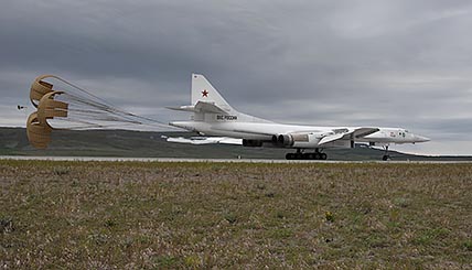 Посадочная скорость и масса «Белого лебедя» настолько велики, что для его остановки при приземлении приходится использовать тормозной парашют. Посадочная скорость и масса «Белого лебедя» настолько велики, что для его остановки при приземлении приходится использовать тормозной парашют.