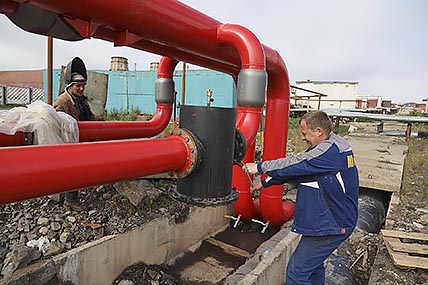 Одной из самых важных составляющих подготовки к зиме является промывка системы отопления, которую ведут сейчас и на магистральных сетях, и в многоквартирных домах окружной столицы. ФОТО: ВАДИМ МАТВЕИЧЕВ