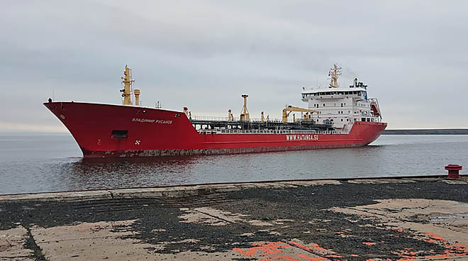 Путь танкера «Владимир Русанов» к причалу нефтебазы в Певеке оказался нелёгким. Льды встретили корабль в районе Новосибирских островов, в проливе Санникова. Именно в этом месте «Владимиру Русанову» на помощь пришёл атомный ледокол «Ямал». Путь танкера «Владимир Русанов» к причалу нефтебазы в Певеке оказался нелёгким. Льды встретили корабль в районе Новосибирских островов, в проливе Санникова. Именно в этом месте «Владимиру Русанову» на помощь пришёл атомный ледокол «Ямал».