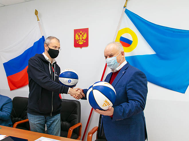 Роман Копин и Андрей Петров заключили соглашение о развитии спорта в Певеке, поставив автографы на баскетбольных мячах. ФОТО: ПРЕСС-СЛУЖБА ПРАВИТЕЛЬСТВА ЧУКОТСКОГО АО Роман Копин и Андрей Петров заключили соглашение о развитии спорта в Певеке, поставив автографы на баскетбольных мячах. ФОТО: ПРЕСС-СЛУЖБА ПРАВИТЕЛЬСТВА ЧУКОТСКОГО АО