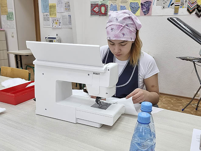 В компетенции «швея» среди студентов в первый день соревнований выступила первокурсница Чукотского полярного техникума Валентина Номчайвына. ФОТО: ИЗ АРХИВА ЧУКОТСКОГО ПОЛЯРНОГО ТЕХНИКУМА В компетенции «швея» среди студентов в первый день соревнований выступила первокурсница Чукотского полярного техникума Валентина Номчайвына. ФОТО: ИЗ АРХИВА ЧУКОТСКОГО ПОЛЯРНОГО ТЕХНИКУМА