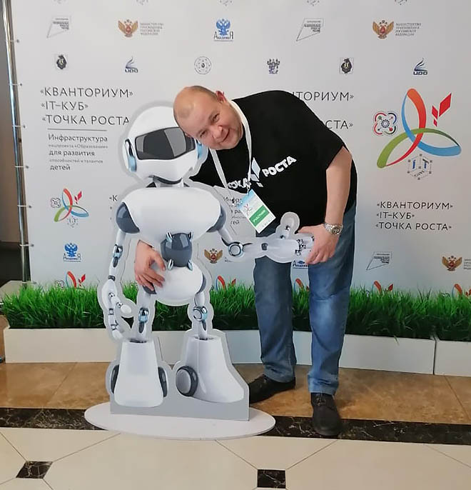 Организатор окружного фестиваля робототехники Александр Кузьмич незадолго до его старта принял участие в дальневосточном форуме педагогов «Точек роста» вместе с ещё пятью представителями Чукотки. ФОТО: ИЗ АРХИВА АЛЕКСАНДРА КУЗЬМИЧА Организатор окружного фестиваля робототехники Александр Кузьмич незадолго до его старта принял участие в дальневосточном форуме педагогов «Точек роста» вместе с ещё пятью представителями Чукотки. ФОТО: ИЗ АРХИВА АЛЕКСАНДРА КУЗЬМИЧА