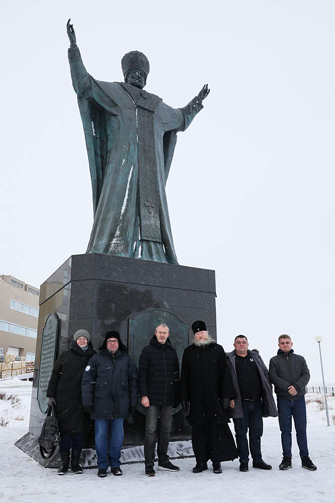 В ходе приёмки отремонтированного памятника Николаю Чудотворцу губернатор Роман Копин поддержал решение мэра Анадыря Леонида Николаева о выделении средств на ремонт мемориального комплекса «Памятник Первому Ревкому Чукотки». ФОТО: ВАДИМ МАТВЕИЧЕВ