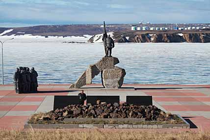 Подвиг Якуба Мальсагова и других ревкомовцев Чукотки не забыт. На месте братской могилы в Анадыре установлен памятный монумент. ФОТО: ВАДИМ МАТВЕИЧЕВ