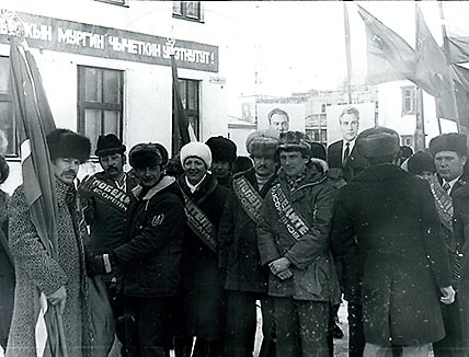 В центре группы демонстрантов, вышедших в 1983 году на улицы Анадыря в День солидарности трудящихся – наш собеседник Геннадий Черторижский и бригадир комсомольской бригады сварщиков-арматурщиков, а ныне депутат Думы ЧАО Пётр Климов. ФОТО: ИЗ АРХИВА ГЕННАДИЯ ЧЕРТОРИЖСКОГО