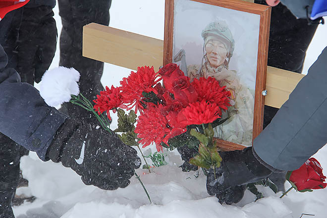 Участники молодёжного десанта во главе с Еленой Евтюховой, прибывшие в Алькатваам на ТРЭКОле утром 10 марта, после линейки в местной школе направились к местам упокоения павших героев СВО, чтобы возложить цветы на их могилы. ФОТО: АННА БРЫКОВА Участники молодёжного десанта во главе с Еленой Евтюховой, прибывшие в Алькатваам на ТРЭКОле утром 10 марта, после линейки в местной школе направились к местам упокоения павших героев СВО, чтобы возложить цветы на их могилы. ФОТО: АННА БРЫКОВА