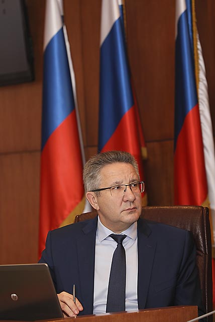 Александр Маслов: «В первую очередь нужно обратить внимание на отдалённые сёла, жители которых испытывают гораздо больше трудностей, нежели их земляки в райцентрах, где уровень жизни намного выше и люди живут в более комфортных условиях». ФОТО: ВАДИМ МАТВЕИЧЕВ Александр Маслов: «В первую очередь нужно обратить внимание на отдалённые сёла, жители которых испытывают гораздо больше трудностей, нежели их земляки в райцентрах, где уровень жизни намного выше и люди живут в более комфортных условиях». ФОТО: ВАДИМ МАТВЕИЧЕВ