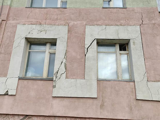 Растепление вечной мерзлоты ведёт к подвижке свайных фундаментов зданий. Результат – появление в стенах трещин. Растепление вечной мерзлоты ведёт к подвижке свайных фундаментов зданий. Результат – появление в стенах трещин.