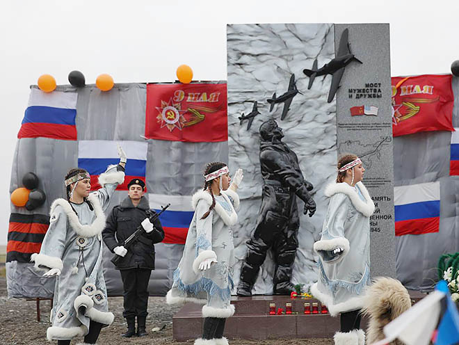 После открытия перед зрителями выступили артисты местной самодеятельности.